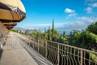 Гостиница Атлантида Ялта Люкс с видом на море-3