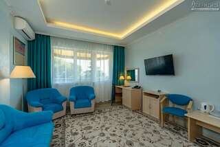 Гостиница Атлантида Ялта Люкс с видом на море-2